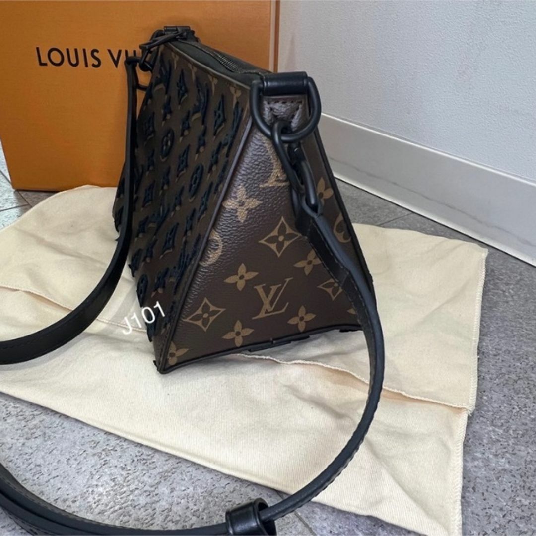 LOUIS VUITTON - ルイヴィトン トライアングル メッセンジャーの LOUIS VUITTON - ルイヴィトン トライアングル メッセンジャーの