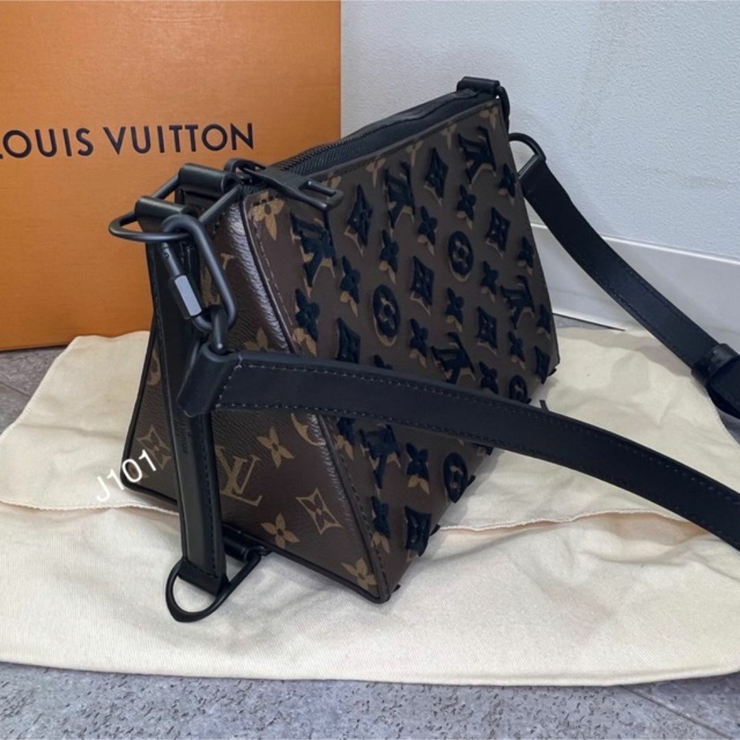 LOUIS VUITTON - ルイヴィトン トライアングル メッセンジャーの LOUIS VUITTON - ルイヴィトン トライアングル メッセンジャーの