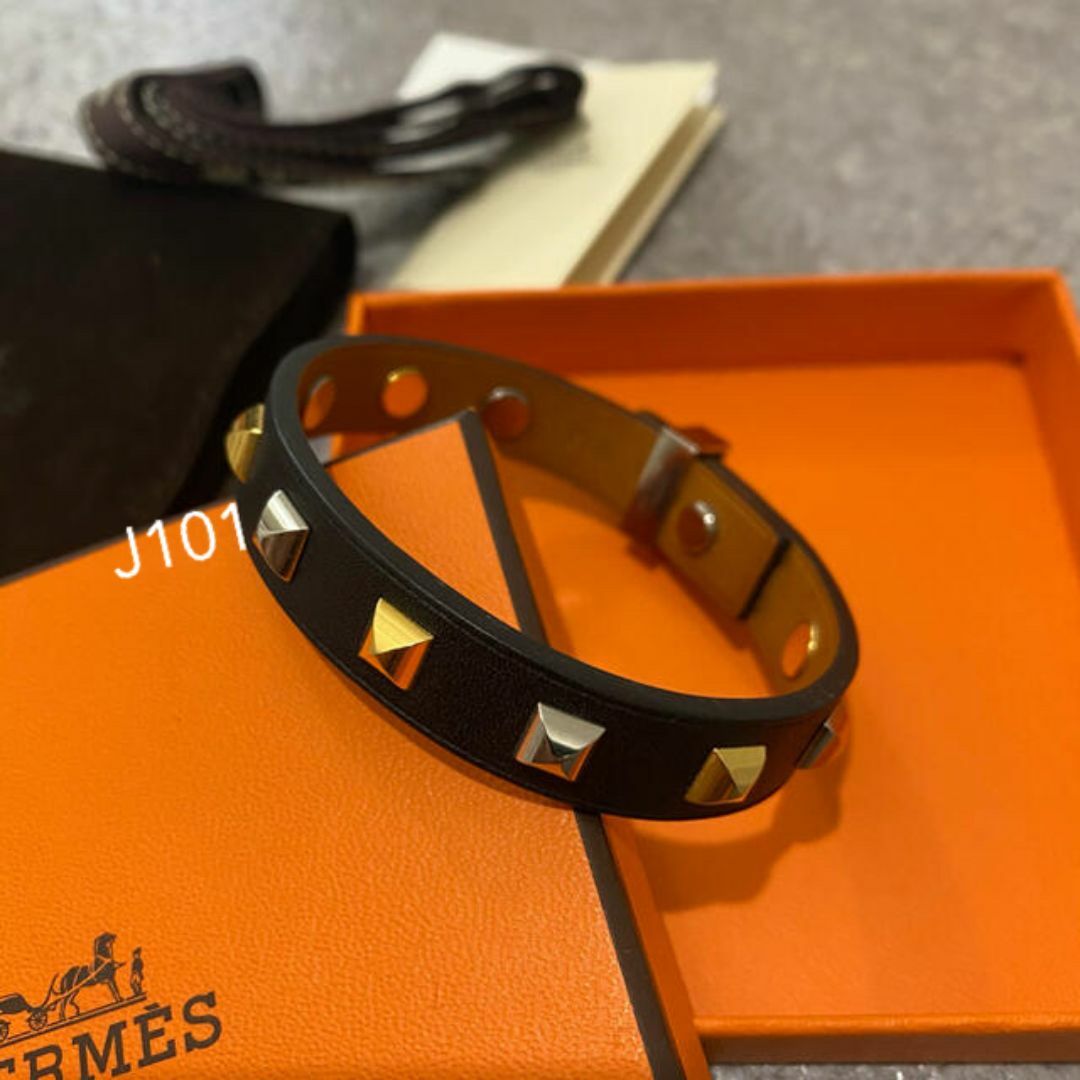 Hermes(エルメス)のエルメス レザーブレスレット スタッズ ミニドッグブレスレット メンズのアクセサリー(ブレスレット)の商品写真