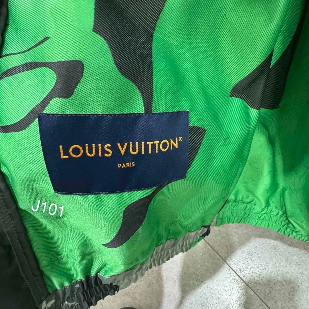 LOUIS VUITTON(ルイヴィトン)のルイヴィトン パッチワークポートレートフーデッドブルゾン メンズのジャケット/アウター(ブルゾン)の商品写真