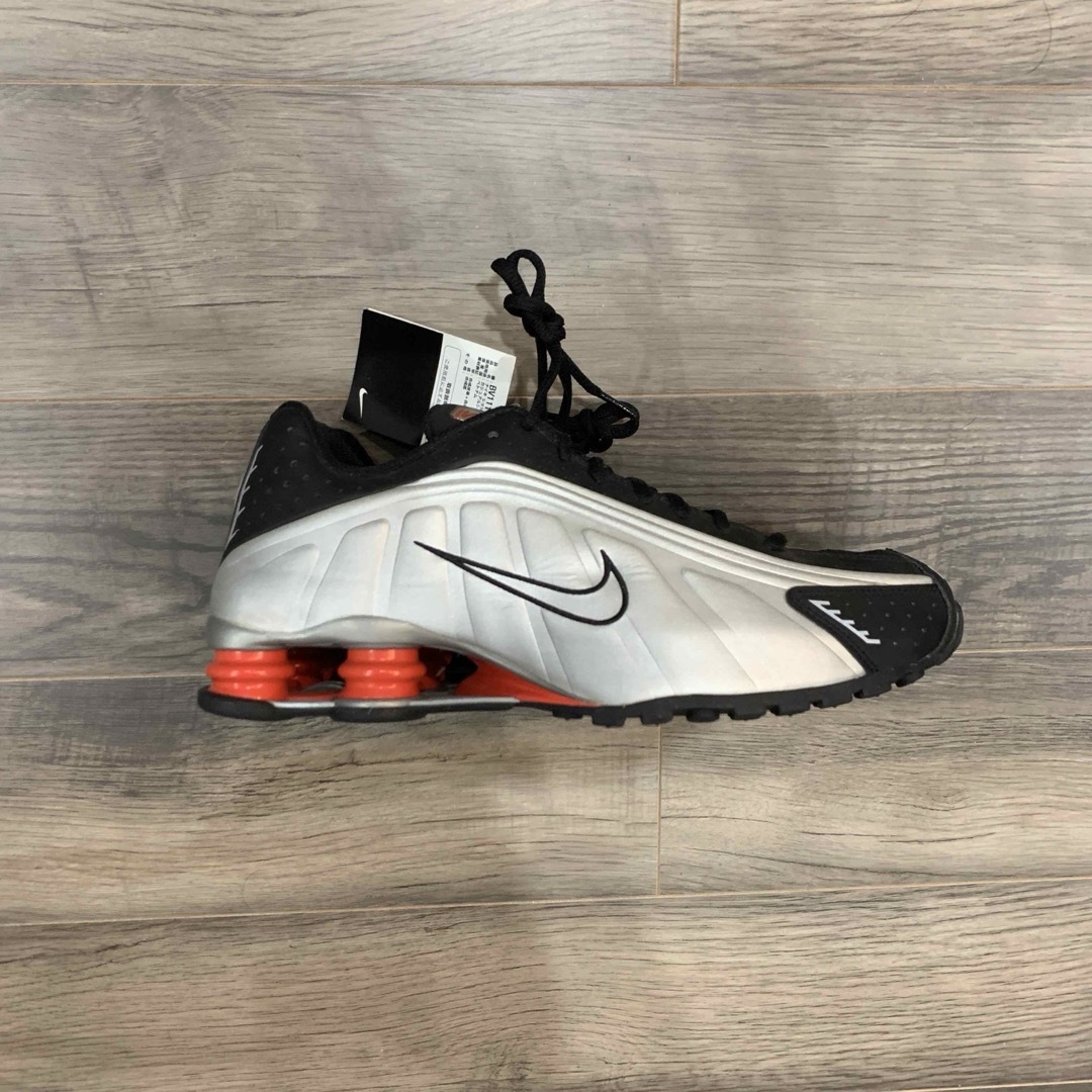 NIKE(ナイキ)のNIKE SHOX R4 ナイキ ショックス SILVER シルバー 27.5 メンズの靴/シューズ(スニーカー)の商品写真