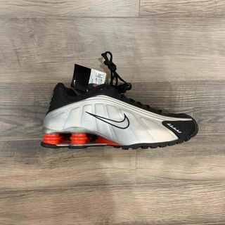 ナイキ(NIKE)のNIKE SHOX R4 ナイキ ショックス SILVER シルバー 27.5(スニーカー)