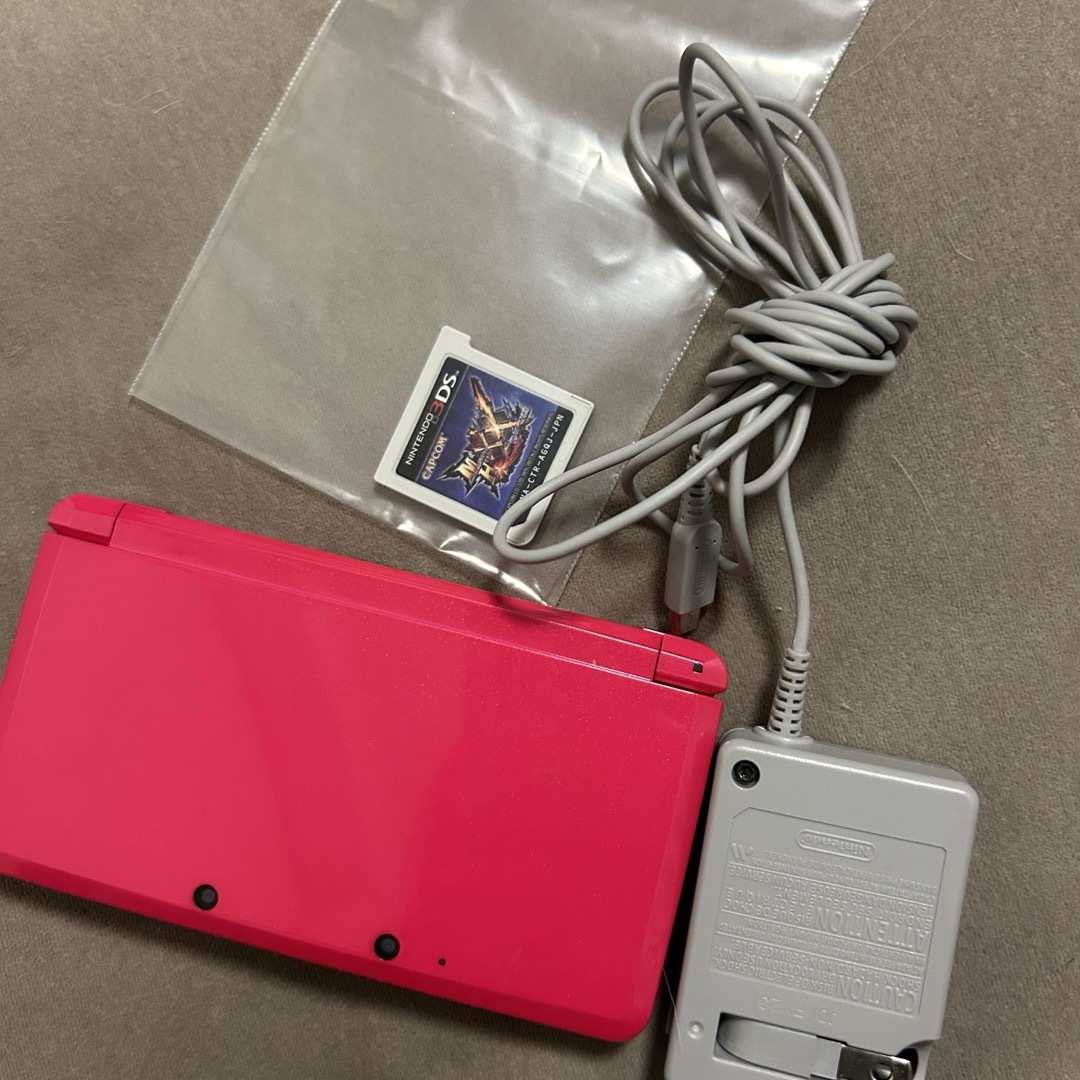 ニンテンドー3DS(ニンテンドー3DS)のニンテンドー3DS 本体 グロスピンク エンタメ/ホビーのゲームソフト/ゲーム機本体(家庭用ゲーム機本体)の商品写真