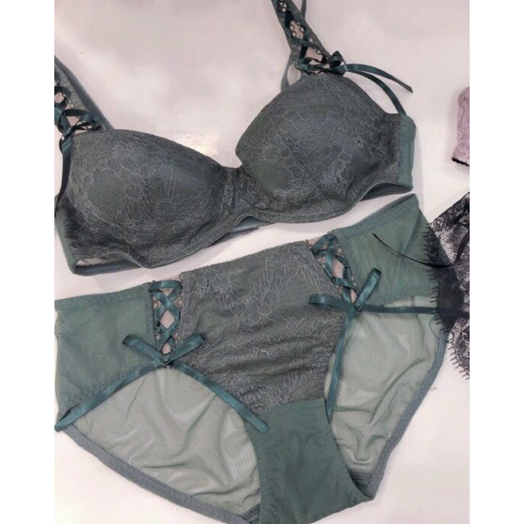 Chut! INTIMATES(シュットインティメイツ)の未使用　Chut INTIMATES  ブラ　ショーツ レディースの下着/アンダーウェア(ブラ&ショーツセット)の商品写真