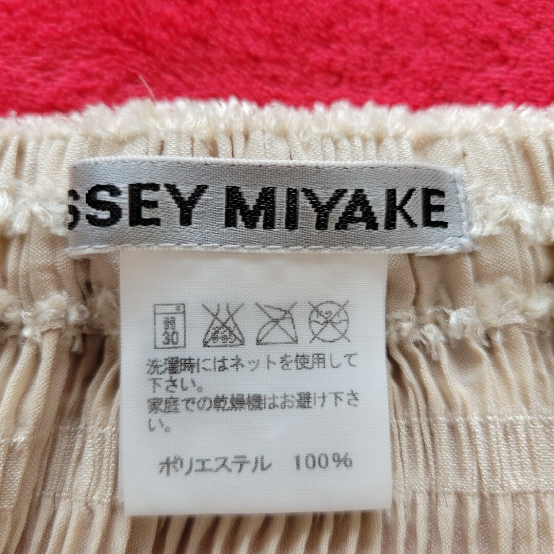 ISSEY MIYAKE(イッセイミヤケ)の【美品】イッセイミヤケ　ゴールドラメ入り　プリーツ　ロングスカート　4 レディースのスカート(ロングスカート)の商品写真