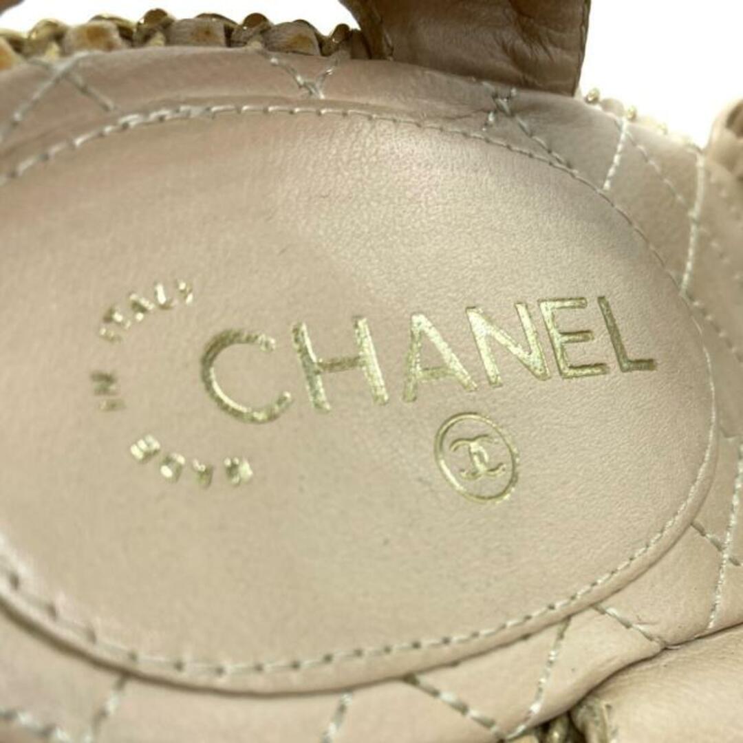 CHANEL(シャネル)のCHANEL(シャネル) サンダル 37 レディース - G30758 ベージュ チェーン/マトラッセ/ゴールド金具/アウトソール張替済 カーフスキン レディースの靴/シューズ(サンダル)の商品写真