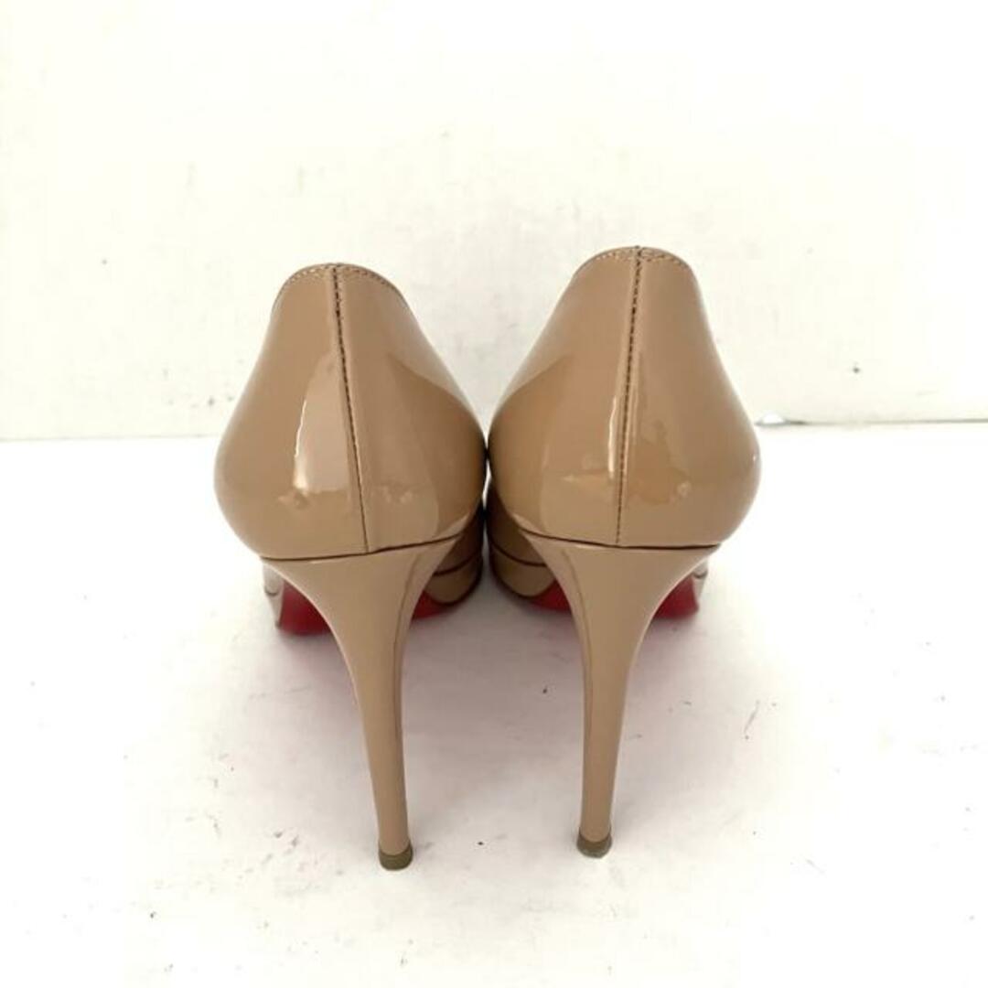 Christian Louboutin(クリスチャンルブタン)のCHRISTIAN LOUBOUTIN(クリスチャンルブタン) パンプス 36 1/2 レディース - ピンクベージュ エナメル（レザー） レディースの靴/シューズ(ハイヒール/パンプス)の商品写真