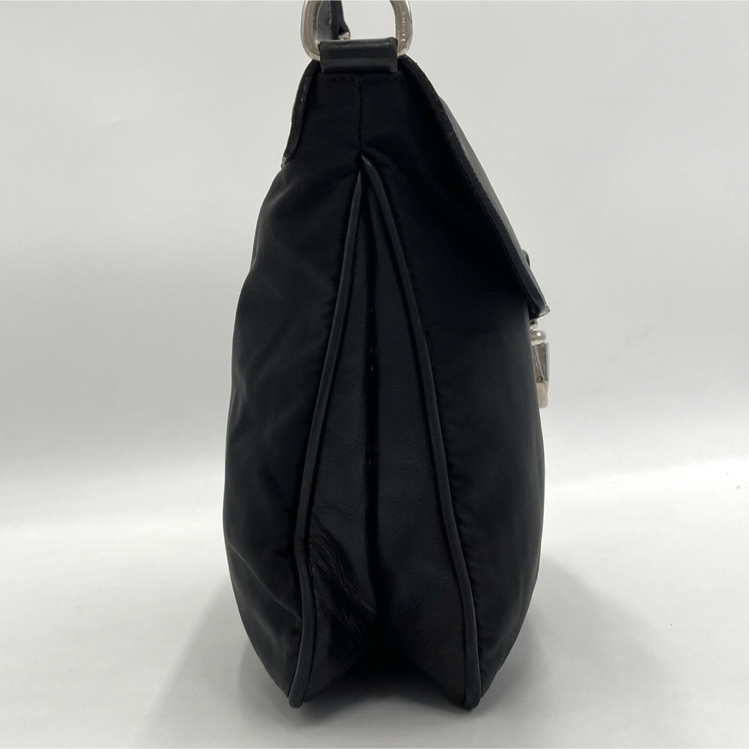 PRADA(プラダ)の【入手困難！】PRADA ショルダーバッグ 三角ロゴ プッシュロック ブラック レディースのバッグ(ショルダーバッグ)の商品写真
