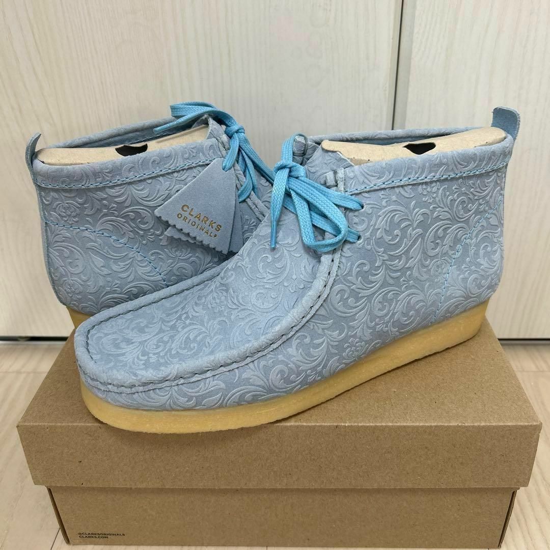 Clarks(クラークス)のEND. OXFORD FLOWERS WALLABEE PALE BLUE メンズの靴/シューズ(ブーツ)の商品写真