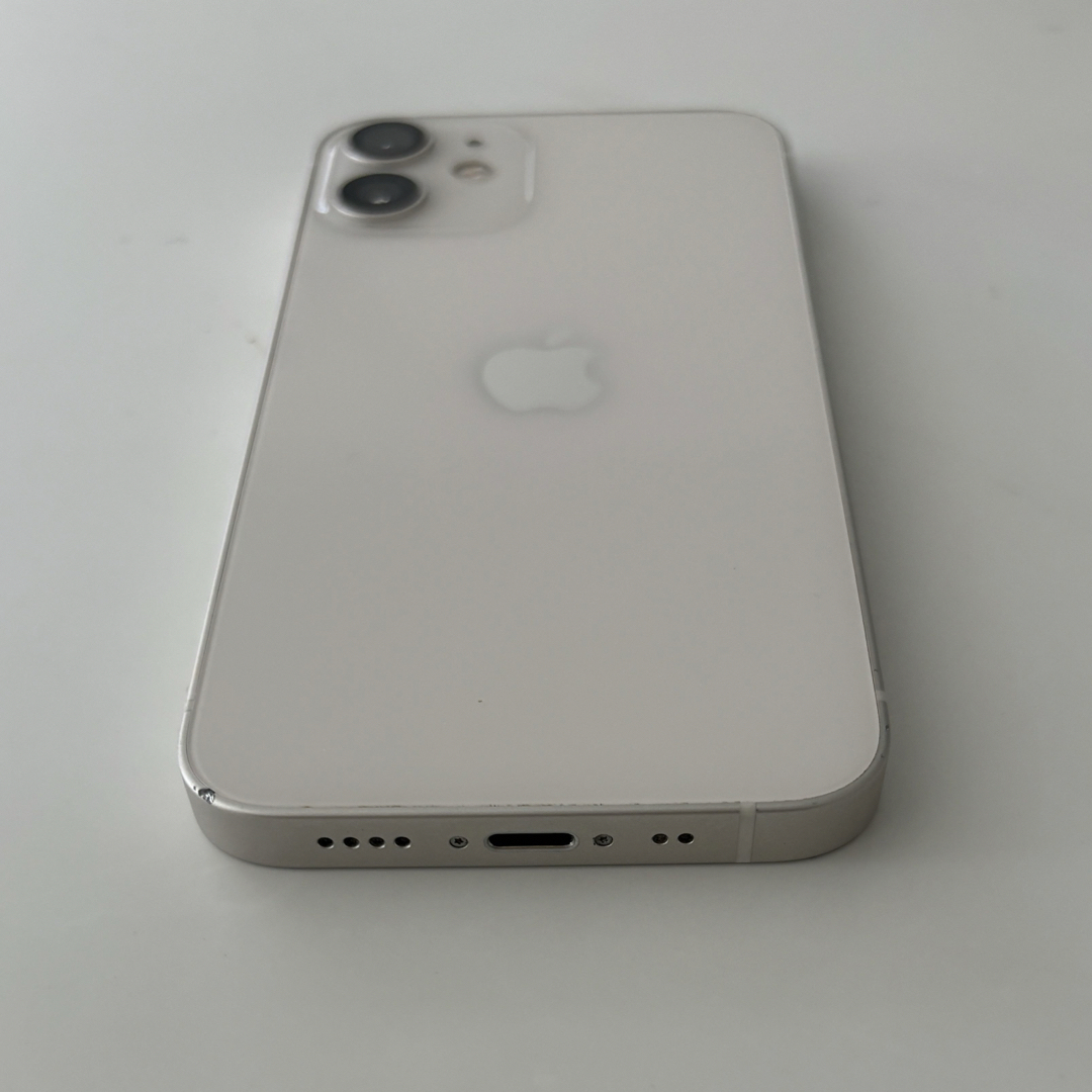 iPhone(アイフォーン)のiPhone 12 mini ホワイト 64 GB SIMフリー　充電コード付き スマホ/家電/カメラのスマートフォン/携帯電話(スマートフォン本体)の商品写真