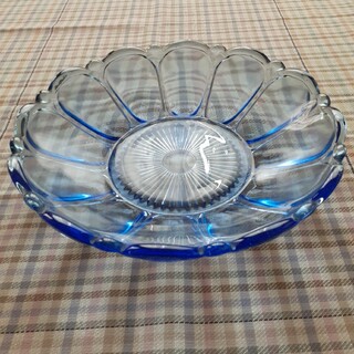 昭和レトロ　ガラス製皿　ブルー(食器)