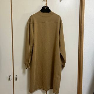 ユニクロ(UNIQLO)のUNIQLO U キャメル　ワンピース　サイズS  (ひざ丈ワンピース)