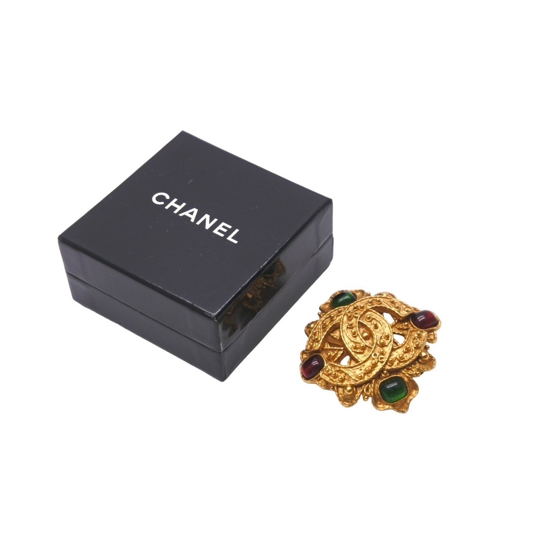 CHANEL(シャネル)のCHANEL シャネル カラーストーン ゴールド ブローチ 94A グリーン レッド ゴールド金具 アクセサリー 美品 中古 61781 レディースのアクセサリー(ブローチ/コサージュ)の商品写真