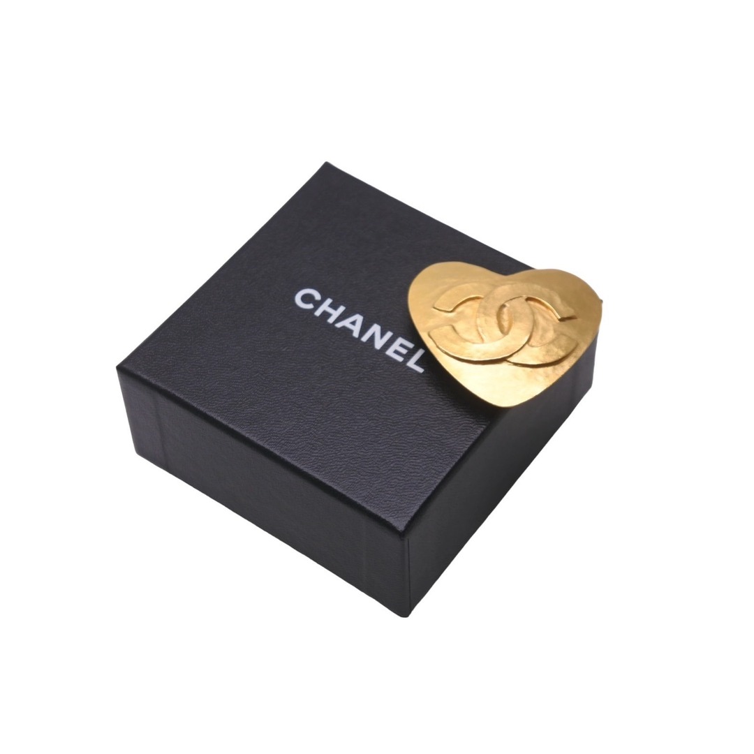 CHANEL(シャネル)の極美品 CHANEL シャネル ヴィンテージ ココマーク ハートブローチ 95P ゴールド GP 中古 61780 レディースのアクセサリー(ブローチ/コサージュ)の商品写真