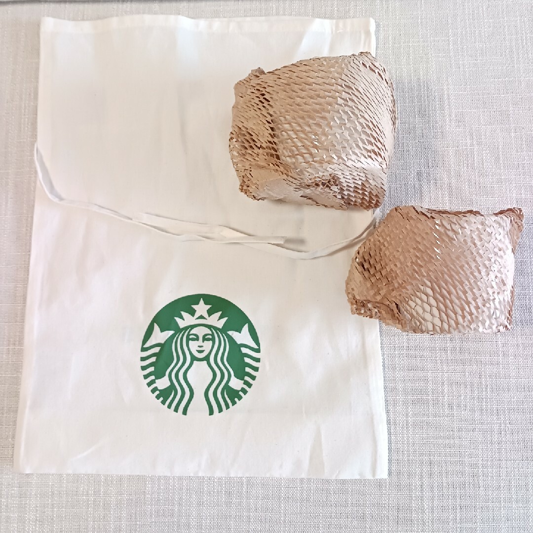 Starbucks(スターバックス)の新品未使用❗スターバックス　マグカップS　ホワイト　ペア　ギフトバッグ付き インテリア/住まい/日用品のキッチン/食器(グラス/カップ)の商品写真