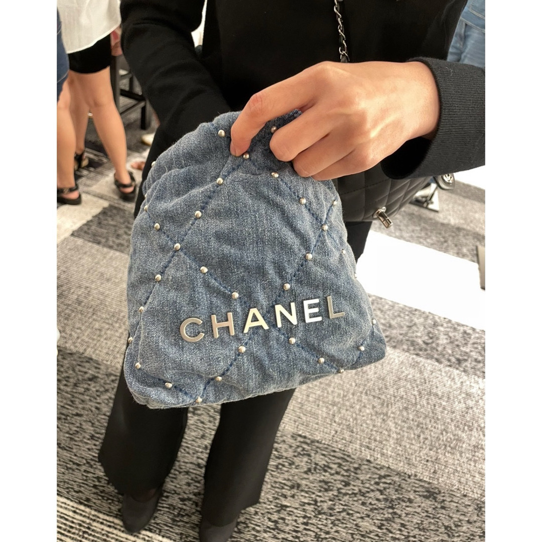 CHANEL(シャネル)の国内百貨店購入　シャネル　22 ミニ　デニム　完売品 レディースのバッグ(ショルダーバッグ)の商品写真