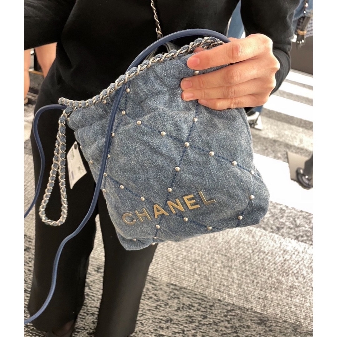 CHANEL(シャネル)の国内百貨店購入　シャネル　22 ミニ　デニム　完売品 レディースのバッグ(ショルダーバッグ)の商品写真