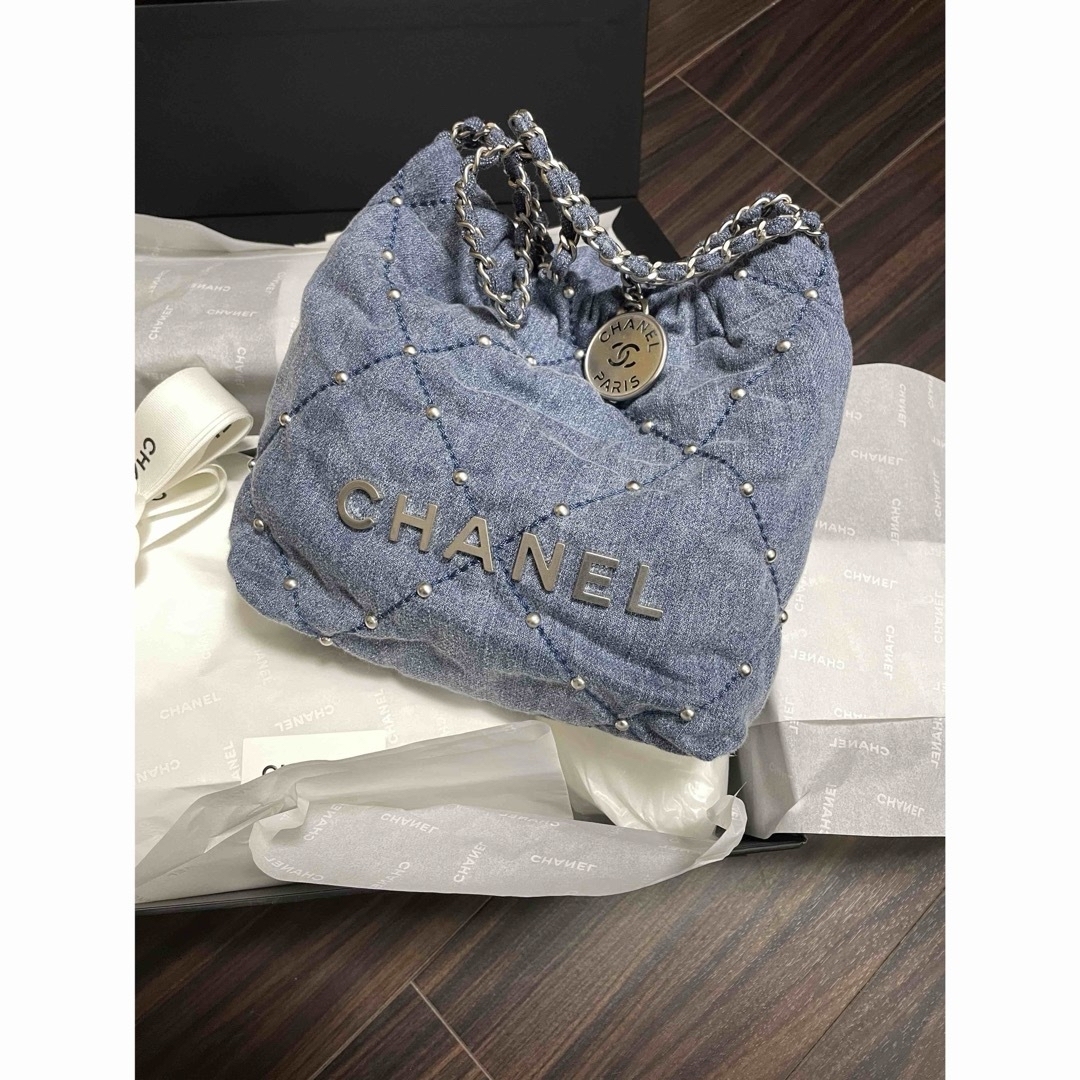 CHANEL(シャネル)の国内百貨店購入　シャネル　22 ミニ　デニム　完売品 レディースのバッグ(ショルダーバッグ)の商品写真