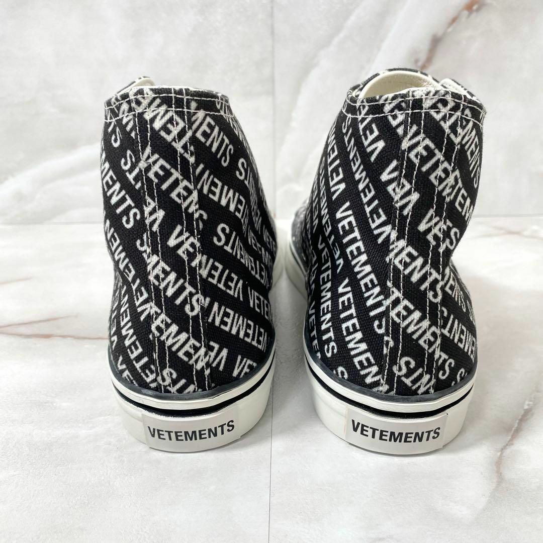 VETEMENTS(ヴェトモン)の未使用品　ヴェトモン　18SS 総ロゴプリントキャンバススニーカー　黒EU39 レディースの靴/シューズ(スニーカー)の商品写真