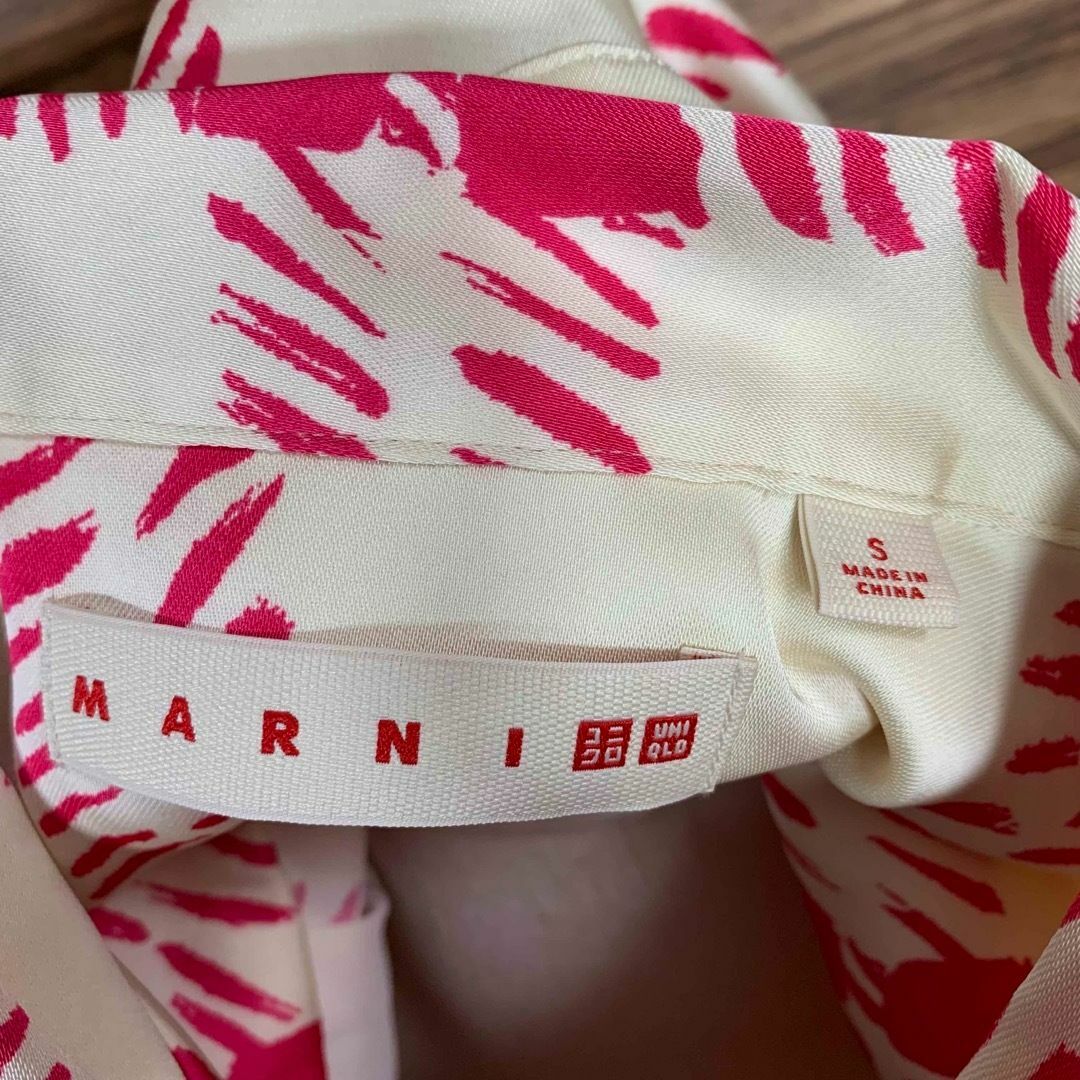 UNIQLO(ユニクロ)のUNIQLO MARNI シャツ Sサイズ 白 ホワイト 半袖 紫 パープル レディースのトップス(シャツ/ブラウス(半袖/袖なし))の商品写真