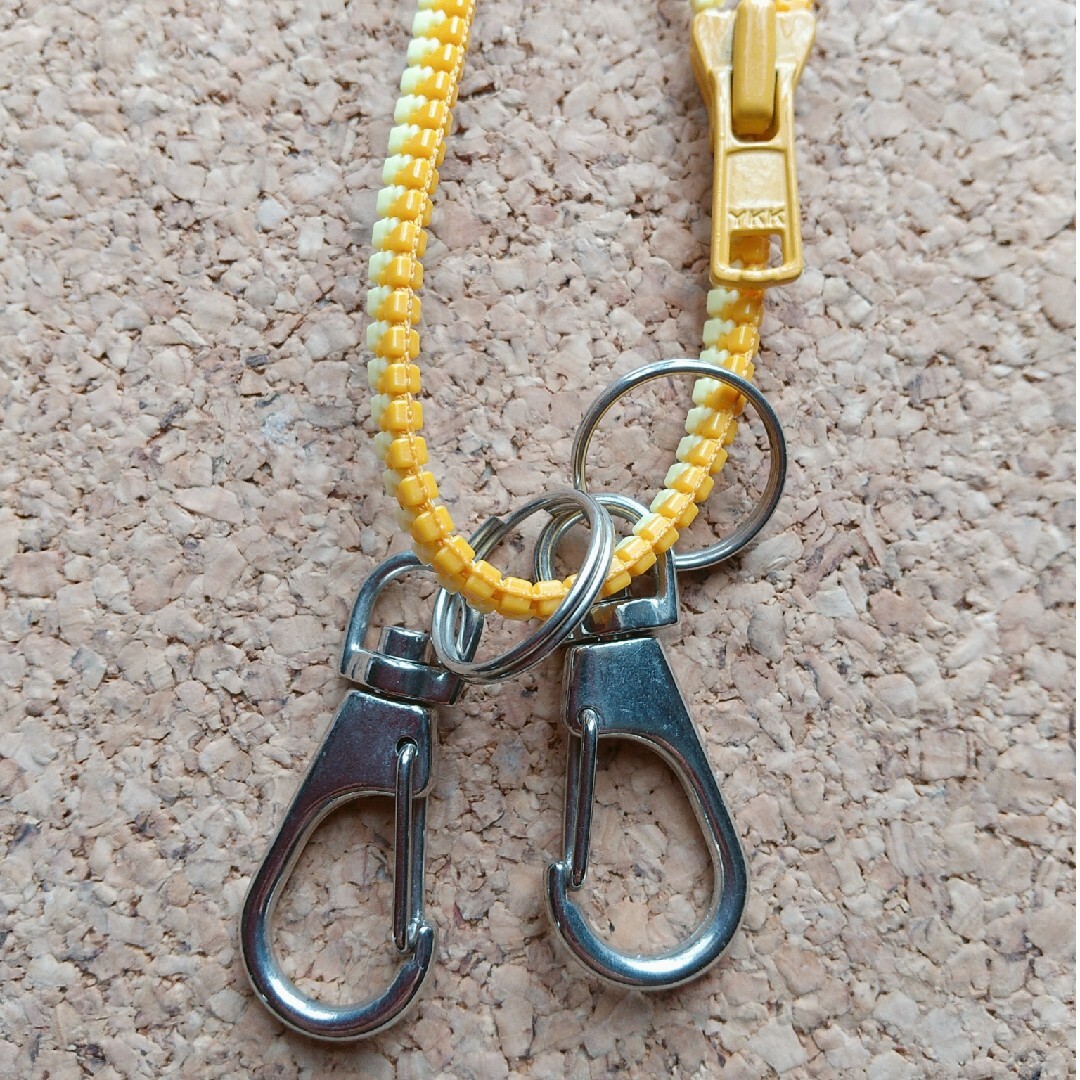 鍵束 フック キー ファスナー イエロー 黄色  ジッパー ウォレットチェーン レディースのファッション小物(キーケース)の商品写真