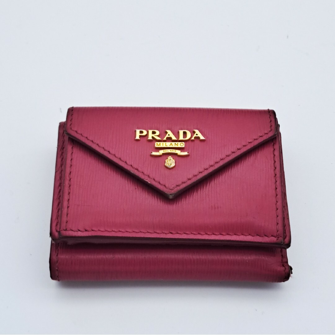 PRADA(プラダ)のPRADA三つ折りコンパクト財布レター型サフィアーノゴールド金具ピンク レディースのファッション小物(財布)の商品写真