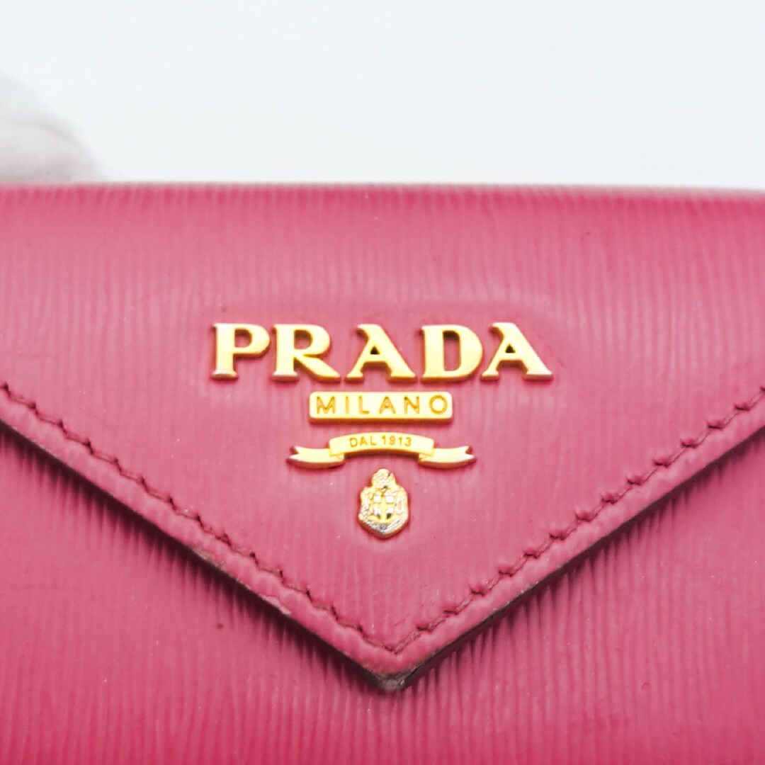 PRADA(プラダ)のPRADA三つ折りコンパクト財布レター型サフィアーノゴールド金具ピンク レディースのファッション小物(財布)の商品写真