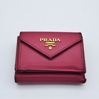 プラダ(PRADA)のPRADA三つ折りコンパクト財布レター型サフィアーノゴールド金具ピンク(財布)