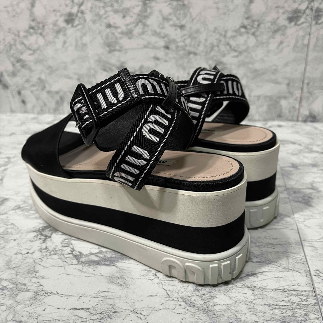 miumiu(ミュウミュウ)の✨極美品✨miumiu アンクルストラップサンダル プラットフォーム 黒 35 レディースの靴/シューズ(サンダル)の商品写真