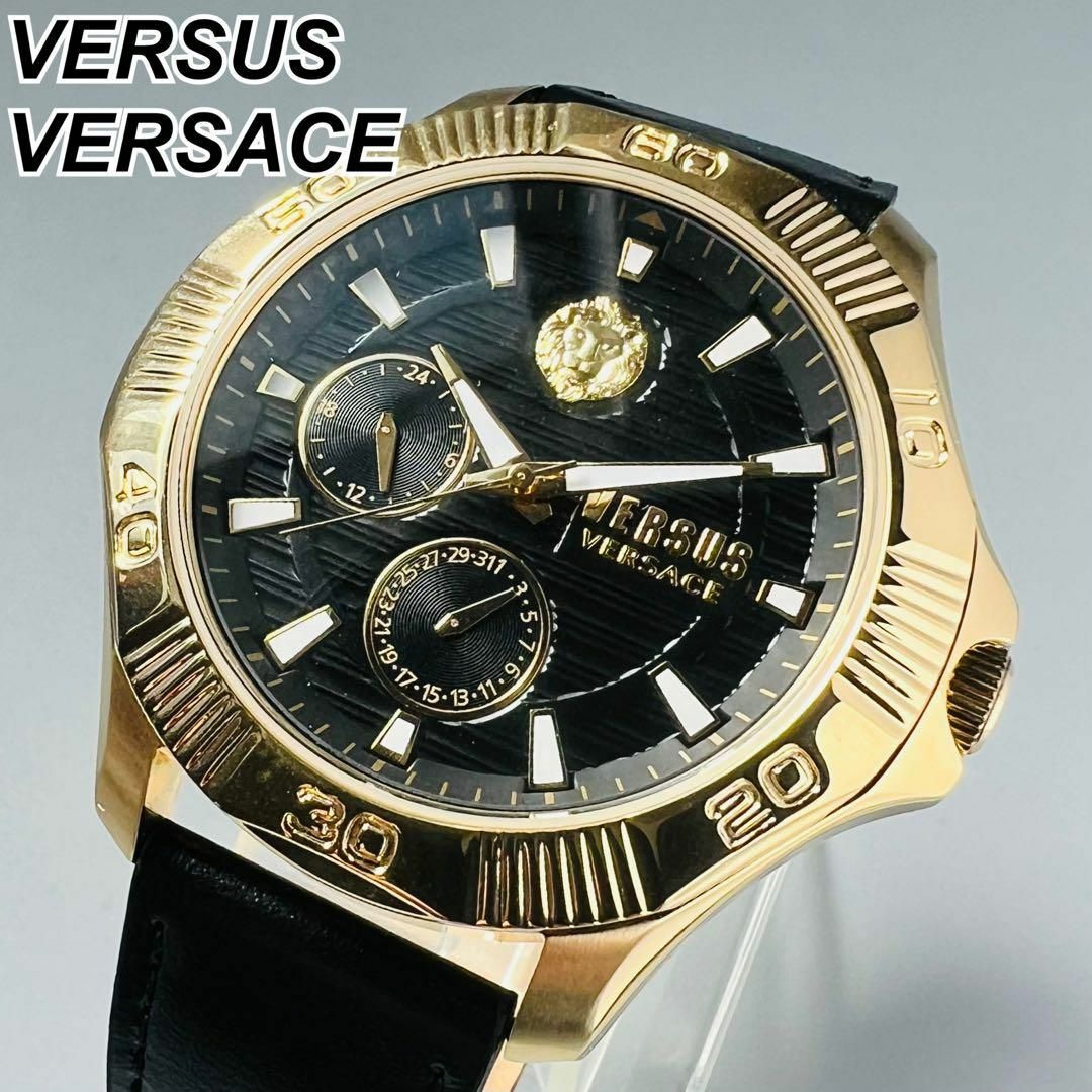 VERSACE(ヴェルサーチ)のヴェルサス ヴェルサーチ 腕時計 メンズ 新品クォーツ ゴールド ブラックレザー メンズの時計(腕時計(アナログ))の商品写真