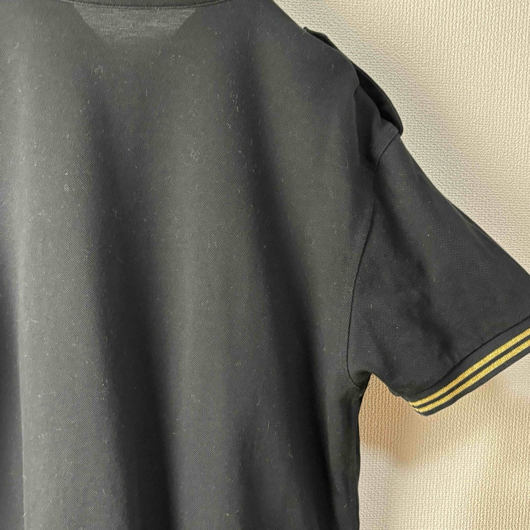 FRED PERRY(フレッドペリー)の大人気　フレッドペリー　ボタン　ポロシャツ　L 黒金　半袖　古着 メンズのトップス(ポロシャツ)の商品写真