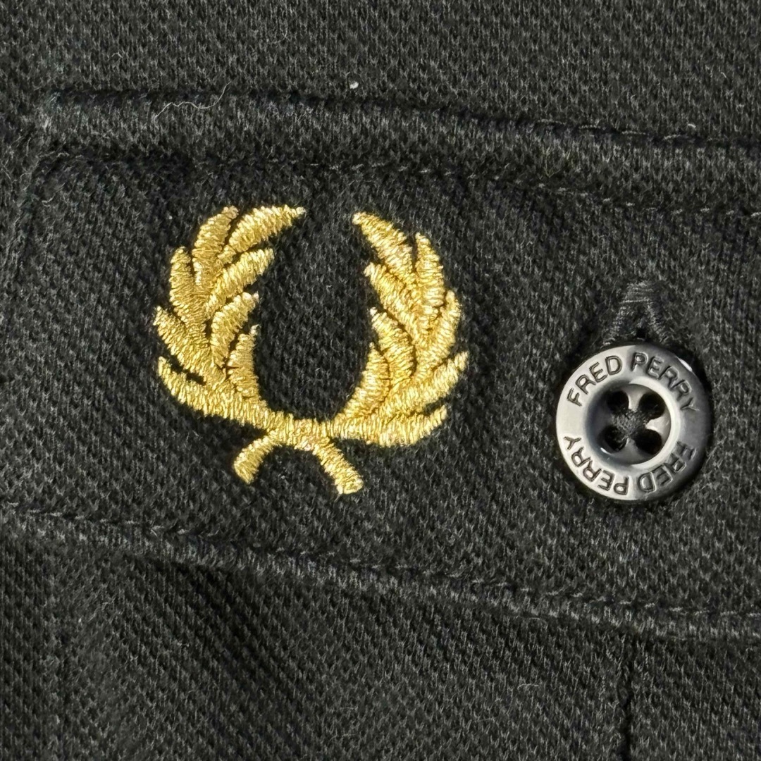 FRED PERRY(フレッドペリー)の大人気　フレッドペリー　ボタン　ポロシャツ　L 黒金　半袖　古着 メンズのトップス(ポロシャツ)の商品写真