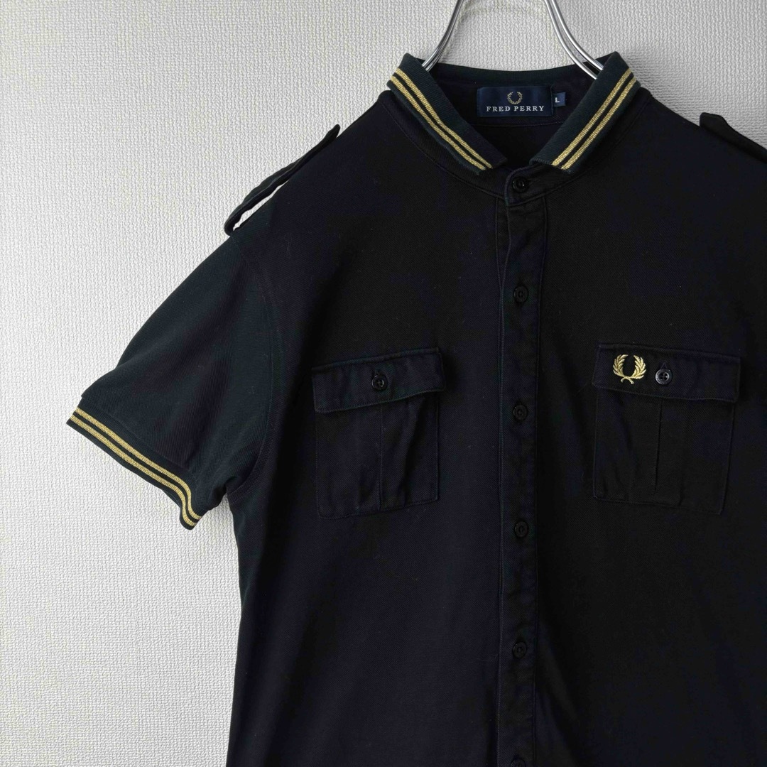 FRED PERRY(フレッドペリー)の大人気　フレッドペリー　ボタン　ポロシャツ　L 黒金　半袖　古着 メンズのトップス(ポロシャツ)の商品写真