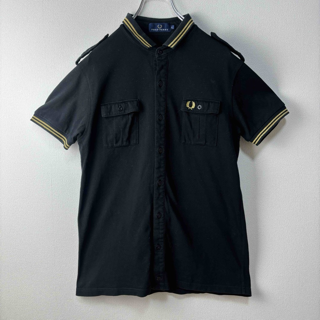 FRED PERRY(フレッドペリー)の大人気　フレッドペリー　ボタン　ポロシャツ　L 黒金　半袖　古着 メンズのトップス(ポロシャツ)の商品写真