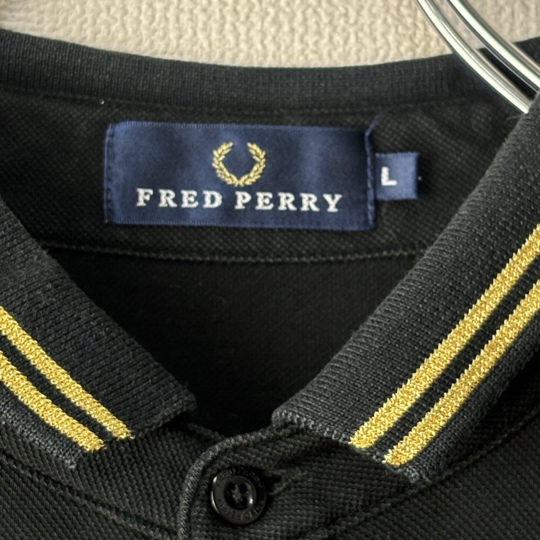 FRED PERRY(フレッドペリー)の大人気　フレッドペリー　ボタン　ポロシャツ　L 黒金　半袖　古着 メンズのトップス(ポロシャツ)の商品写真