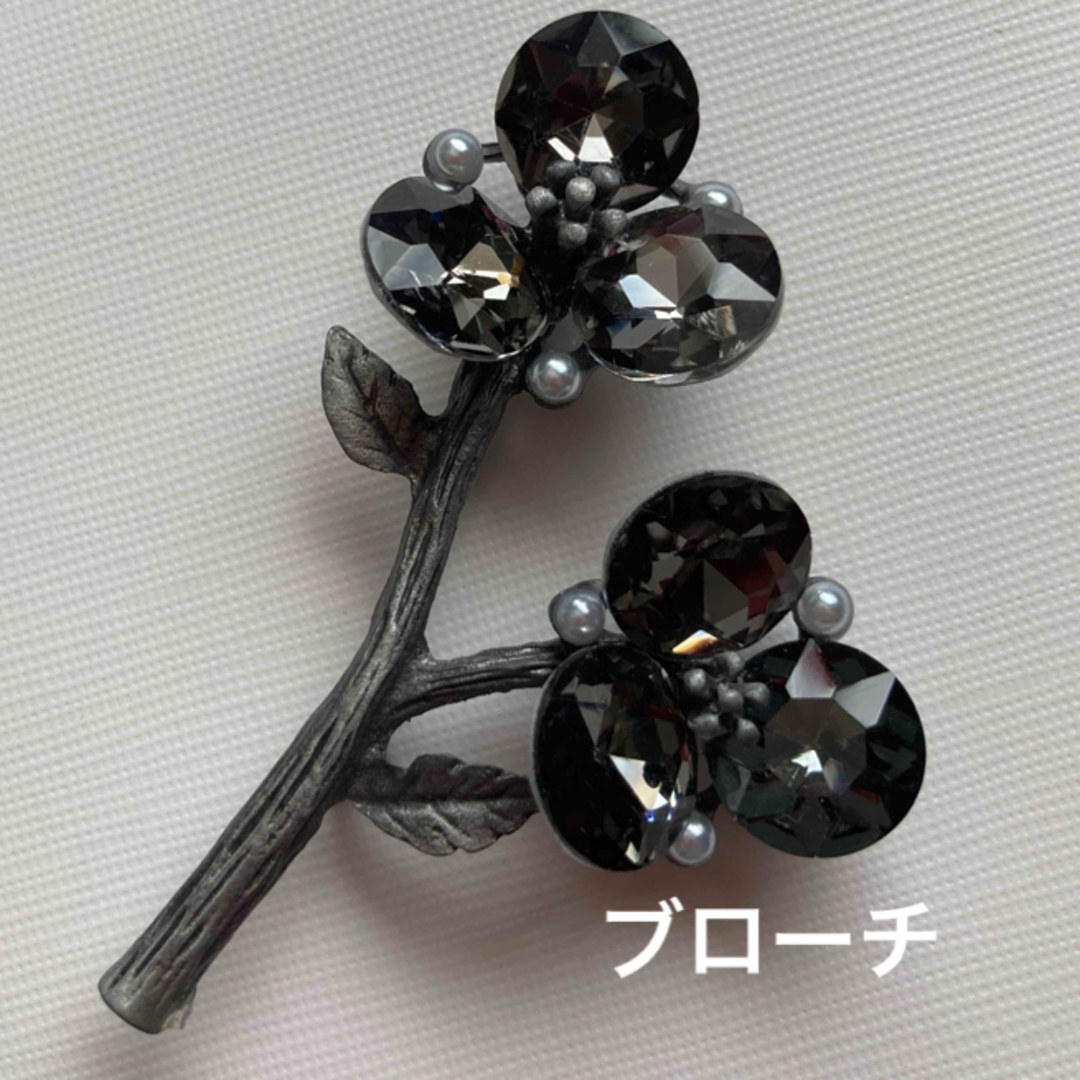 花のブローチ　ビジューブローチ レディースのアクセサリー(ブローチ/コサージュ)の商品写真