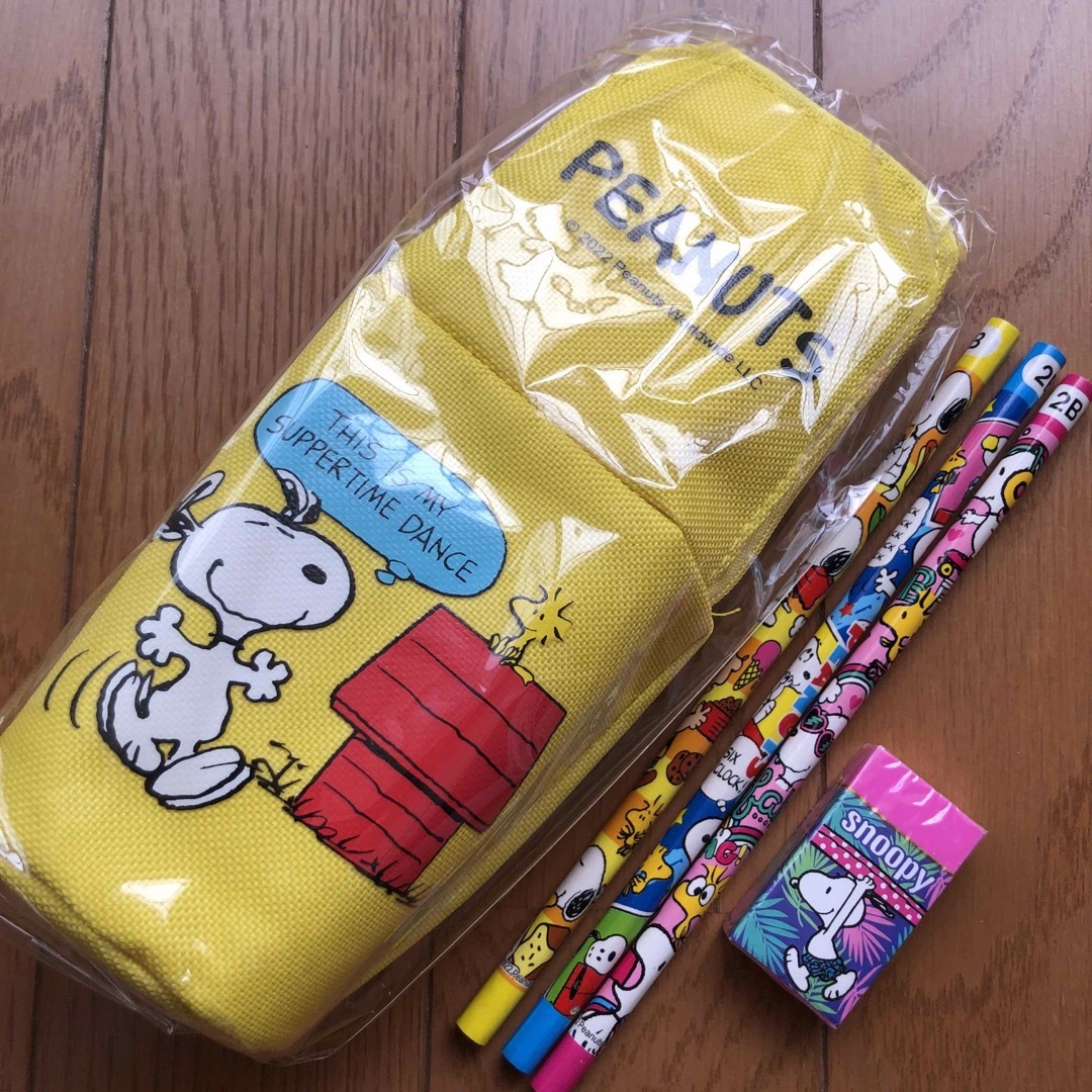 SNOOPY(スヌーピー)のスヌーピースタンドペンポーチ インテリア/住まい/日用品の文房具(ペンケース/筆箱)の商品写真