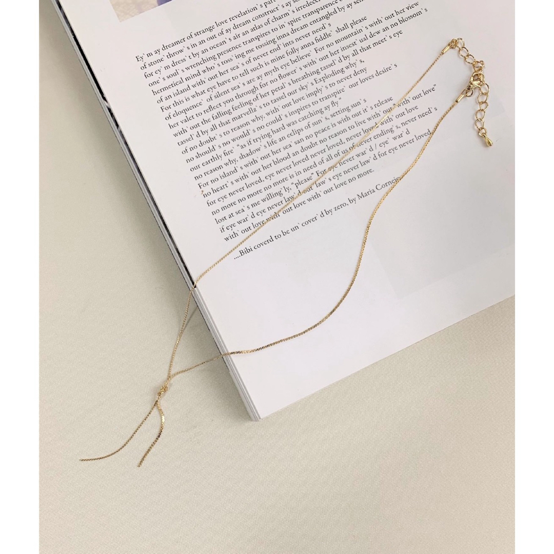 Q(キュー)のQ  スネークチェーン結びネックレス ゴールド レディースのアクセサリー(ネックレス)の商品写真