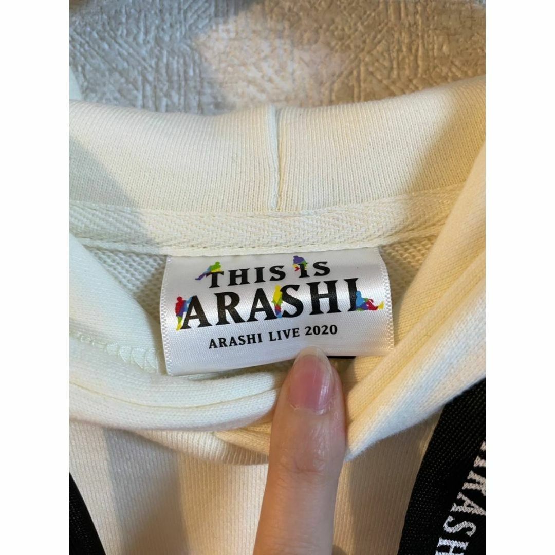 This is 嵐 LIVE 2020　ARASHI　パーカー　プルオーバー エンタメ/ホビーのタレントグッズ(男性タレント)の商品写真