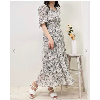 イング(INGNI)の花柄シフォンVネックプリーツワンピース(ひざ丈ワンピース)