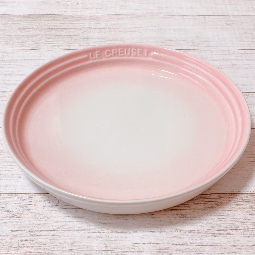 LE CREUSET(ルクルーゼ)のルクルーゼ　ネオラウンドプレート22cm パウダーピンク インテリア/住まい/日用品のキッチン/食器(食器)の商品写真