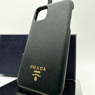 プラダ(PRADA)の【美品】プラダ iPhoneケース iPhone12 ブラック ゴールドロゴ(iPhoneケース)