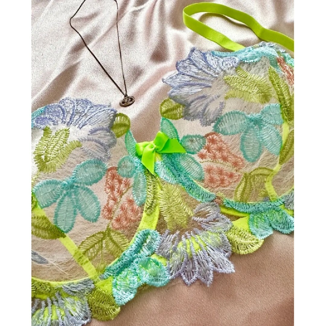 ☺ES 花柄 刺繍 セクシー ランジェリー 2組 セット レディースの下着/アンダーウェア(ブラ&ショーツセット)の商品写真