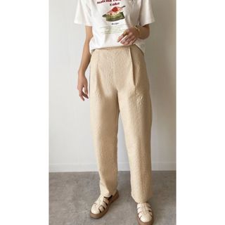 ジュノア(JUNOAH)の【極美品】JUNOAH エンボスフラワーテーパードパンツ(カジュアルパンツ)