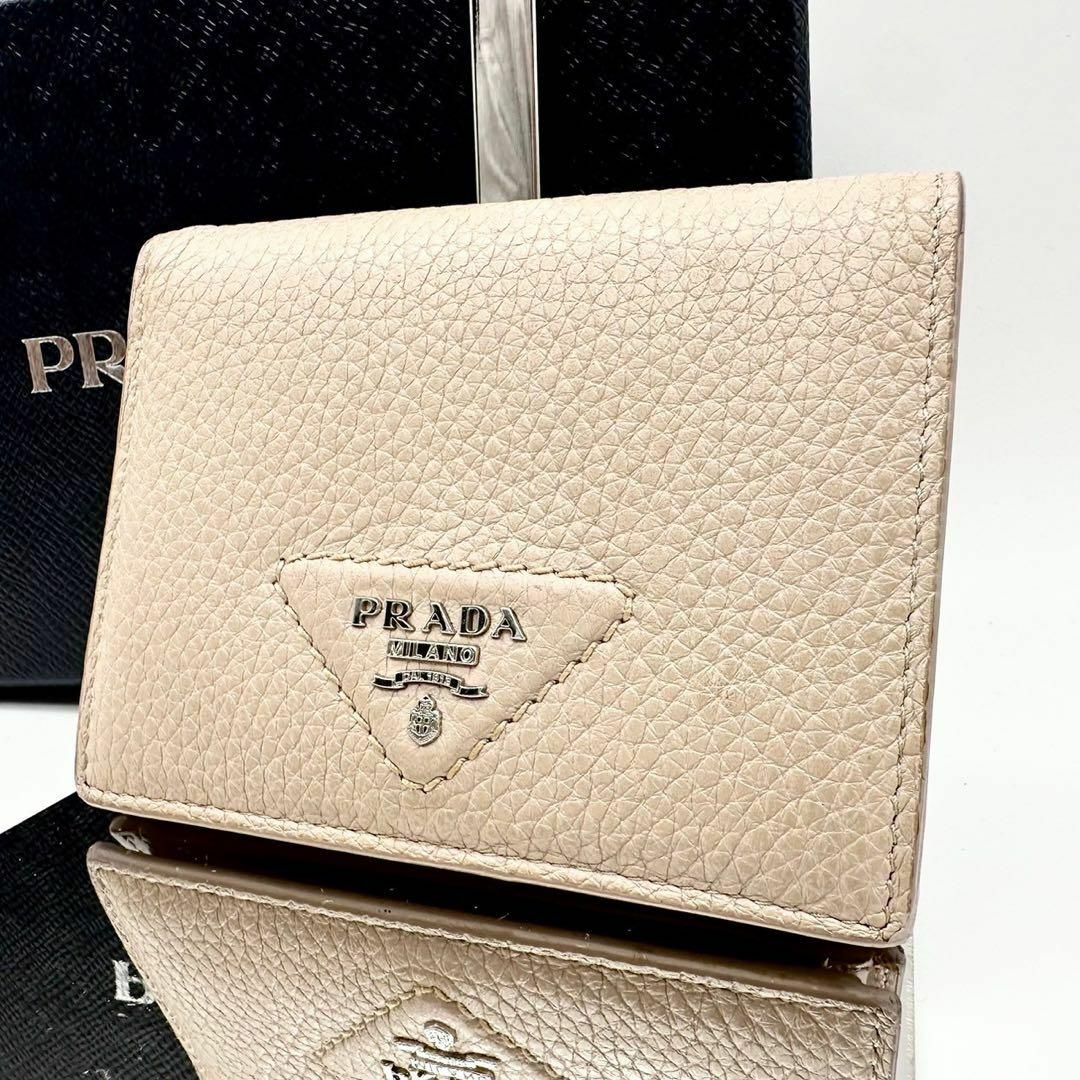 PRADA(プラダ)の【美品 現行】プラダ 二つ折り財布 ベージュ シボ革 シルバーロゴ レディース レディースのファッション小物(財布)の商品写真