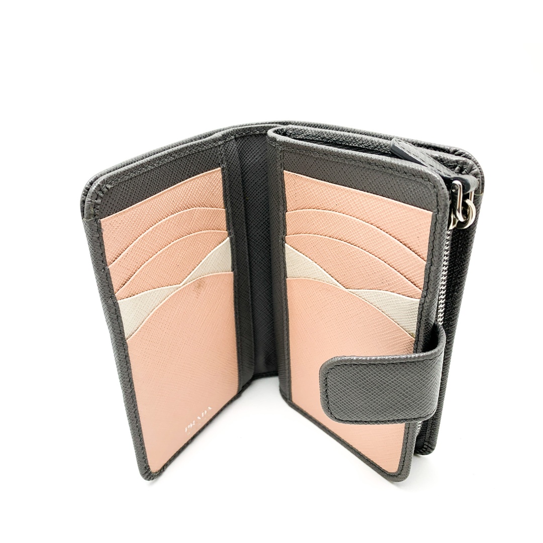 PRADA(プラダ)のPRADA プラダ サフィアーノ グレー ピンク バイカラー 二つ折りサイフ 1ML225 サイフ 財布 ブランド レディースのファッション小物(財布)の商品写真