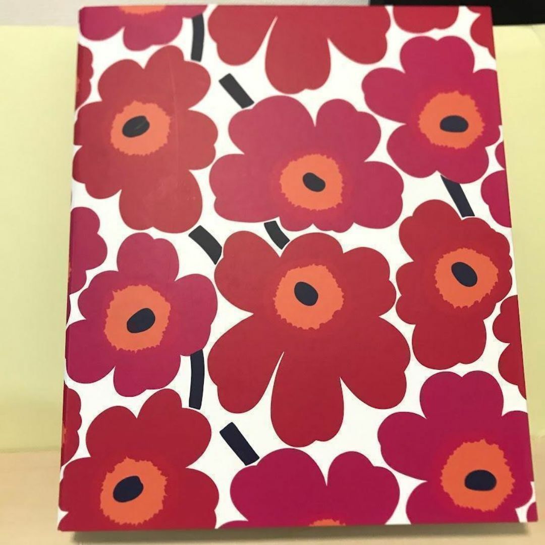 marimekko(マリメッコ)のMarimekko リング バインダー レッド 34×26cm インテリア/住まい/日用品の文房具(ファイル/バインダー)の商品写真