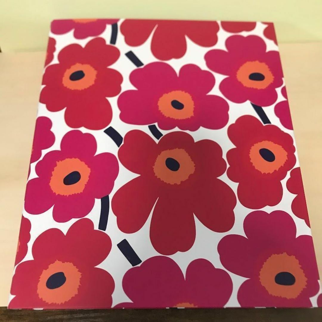 marimekko(マリメッコ)のMarimekko リング バインダー レッド 34×26cm インテリア/住まい/日用品の文房具(ファイル/バインダー)の商品写真