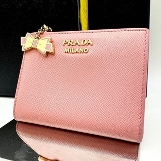 プラダ(PRADA)の【鑑定済】プラダ 二つ折り財布 ピンク リボンチャーム ゴールドロゴ レディース(財布)