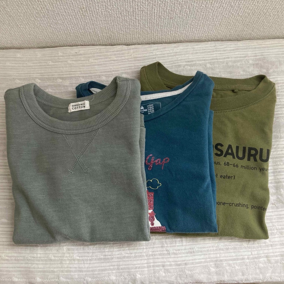 UNIQLO(ユニクロ)のユニクロ　長袖Ｔシャツ　恐竜　１１０センチ キッズ/ベビー/マタニティのキッズ服男の子用(90cm~)(Tシャツ/カットソー)の商品写真